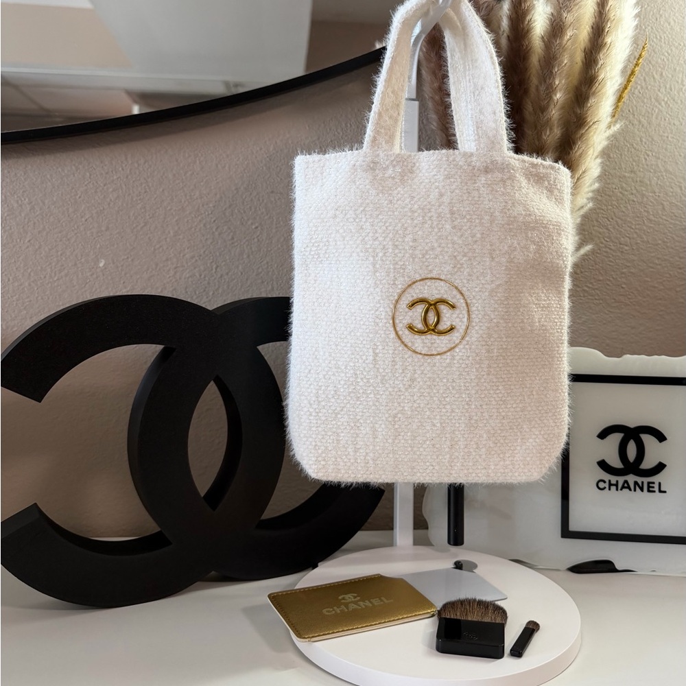 ❤️‍🔥GWP⭐️Chanel Cream Tote with Gold Emblem 🚨BUNDLE🚨